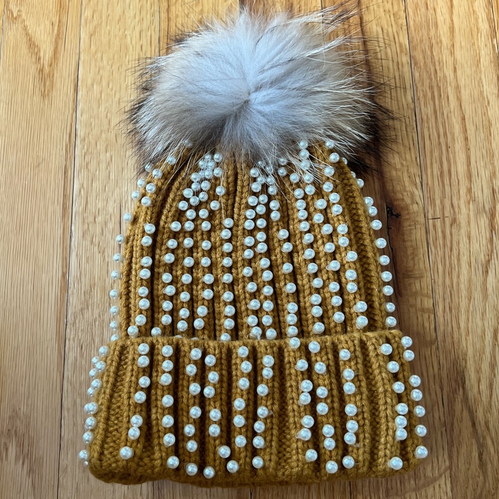 Cable knit hat with faux pearl accents a fur Pom Pom